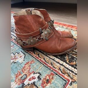 Freebird by Steven Watts Ankle Booties with Metal Bird Chain Detail Brown size 7